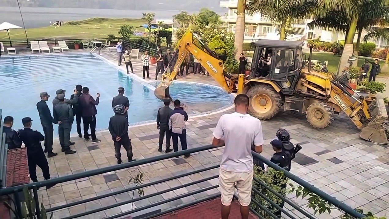 फेवातालको मापदण्डविपरीत बनेका संरचनामाथि डोजर चल्यो